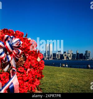Corona commemorativa di papavero anni '1980, Liberty Island, skyline di Manhattan, torri gemelle del WTC World Trade Center, prima dell'11 settembre 2001, New York NYC, stato di New York, Stati Uniti, Foto Stock