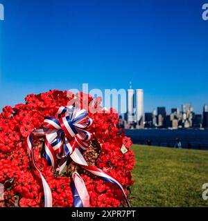 Corona commemorativa di papavero anni '1980, Liberty Island, skyline di Manhattan, torri gemelle del WTC World Trade Center, prima dell'11 settembre 2001, New York NYC, stato di New York, Stati Uniti, Foto Stock