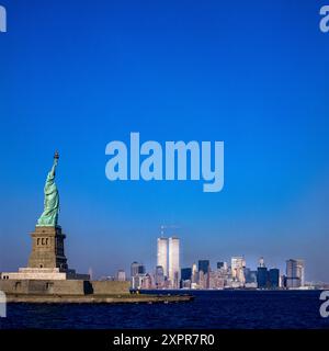 Statua della libertà degli anni '1980, skyline di Lower Manhattan, torri gemelle del WTC World Trade Center, prima dell'11 settembre 2001, New York City, NYC, stato di New York, Stati Uniti, Foto Stock