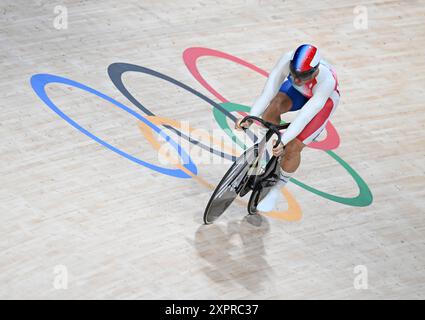 Parigi, Francia. 7 agosto 2024. Rayan Helal di Francia gareggia durante le qualificazioni sprint maschili di ciclismo su pista ai Giochi Olimpici di Parigi 2024 a Parigi, Francia, 7 agosto 2024. Crediti: HU Huhu/Xinhua/Alamy Live News Foto Stock