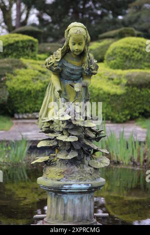 Statua della ragazza nello stagno, Petwood hotel woodhall spa Foto Stock