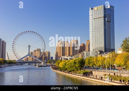 Ruota panoramica gigante nel ponte Yongle a Tianjin, in Cina Foto Stock