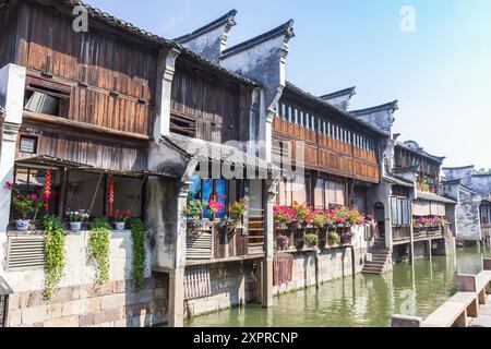 Balconi con fiori sul canale di Wuzhen, Cina Foto Stock