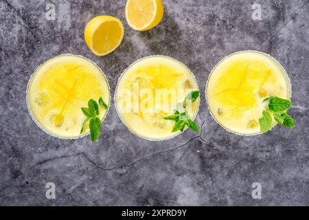 Cocktail di limoncello congelato - bevanda alcolica estiva rinfrescante Foto Stock