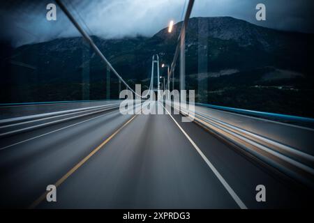 Ponte moderno al crepuscolo, forte effetto di sfocatura del movimento, alta velocità Foto Stock