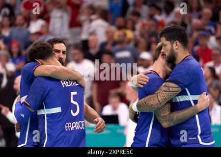 Lille, Francia. 7 agosto 2024. I giocatori di Francia reagiscono dopo i quarti di finale maschile di pallamano tra Germania e Francia ai Giochi Olimpici di Parigi 2024 a Lille, Francia, il 7 agosto 2024. Crediti: Meng Dingbo/Xinhua/Alamy Live News Foto Stock