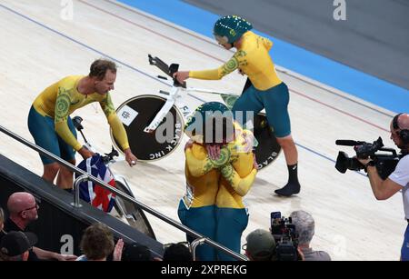 Saint Quentin EN Yvelines, Francia. 7 agosto 2024. Olimpiadi, Parigi 2024, Ciclismo, pista, 4000m team Pursuit, uomini, finale, la squadra australiana celebra l'oro. Crediti: Jan Woitas/dpa/Alamy Live News Foto Stock