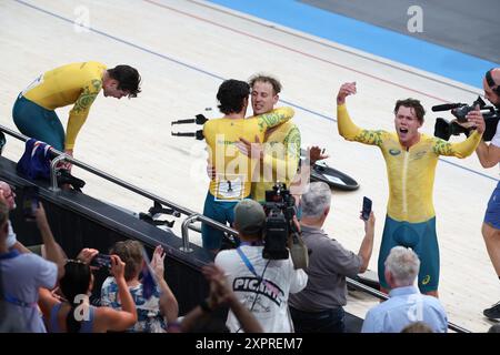 Saint Quentin EN Yvelines, Francia. 7 agosto 2024. Olimpiadi, Parigi 2024, Ciclismo, pista, 4000m team Pursuit, uomini, finale, la squadra australiana celebra l'oro. Crediti: Jan Woitas/dpa/Alamy Live News Foto Stock