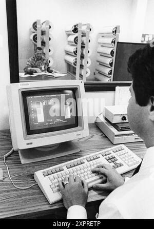 Austin, Texas USA,1990: L'addetto all'immissione dei dati digita le informazioni nel computer presso l'ufficio di elaborazione regionale del censimento degli Stati Uniti ad Austin. ©Bob Daemmrich Foto Stock