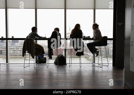 Café, Tate Modern, Londra. Inghilterra. REGNO UNITO. Foto Stock