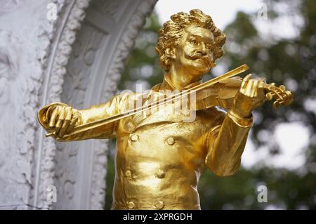 Bronzo dorato monumento di Johann Strauss II nel Stadtpark, Vienna. Austria Foto Stock