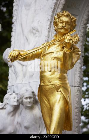 Bronzo dorato monumento di Johann Strauss II nel Stadtpark, Vienna. Austria Foto Stock