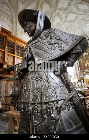 Tomba monumentale dell'imperatore Massimiliano i (XVI secolo): Statua del duca Filippo il buono di Borgogna nella Hofkirche (chiesa di corte), Innsbruck. Tirolo, Foto Stock