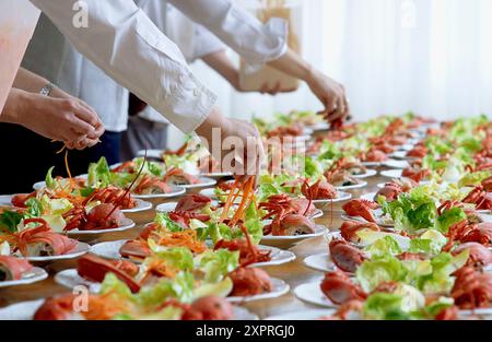 Preparazione di piatti. Insalata di aragosta. Società Gastronomica, Donostia, San Sebastián, Gipuzkoa, Euskadi. Spagna. Foto Stock