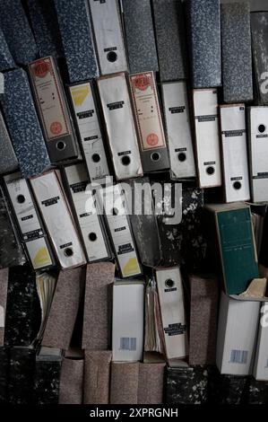 Schedari dalla A alla Z. ufficio abbandonato. Vecchia cartiera Papelera Patricio Elorza, Fundación Lenbur, Legazpi, Gipuzkoa, Euskadi. Spagna. Foto Stock