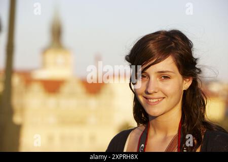 20 anno vecchia donna a Ponte Carlo, Praga, Repubblica Ceca Foto Stock