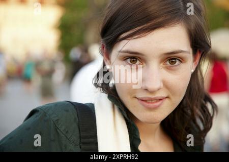 20 anno vecchia donna a Ponte Carlo, Praga, Repubblica Ceca Foto Stock