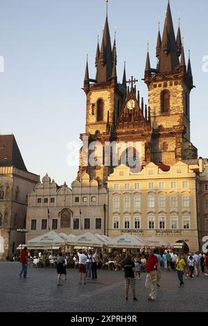 La chiesa di Santa Maria di Týn in Staromestske Namesti (Piazza della Città Vecchia), Praga, Repubblica Ceca Foto Stock