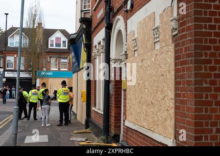 Westcliff on Sea, Essex, Regno Unito. 7 agosto 2024. I locali di un avvocato di immigrazione locale sono stati nominati nella lista dei bersagli dei social media di Telegram da gruppi di estrema destra che sono stati coinvolti nel recente disordine civile. Una contro-protesta è stata organizzata da Stand Up to Racism con l'obiettivo di proteggere gli affari. L'edificio è stato abbordato, così come altri negozi nelle vicinanze, tra cui negozi di beneficenza. La polizia è a portata di mano. Agenti di polizia di imprese imbarcate Foto Stock