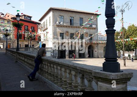 Town Hall, Independentziaren Enparantza, Lekeitio, Biscaglia, Paesi Baschi Foto Stock