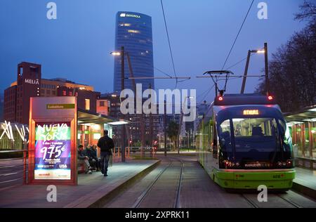 Tram urbano, Abandoibarra, Iberdrola tower, Bilbao, Bizkaia, Paesi Baschi, Spagna. Foto Stock