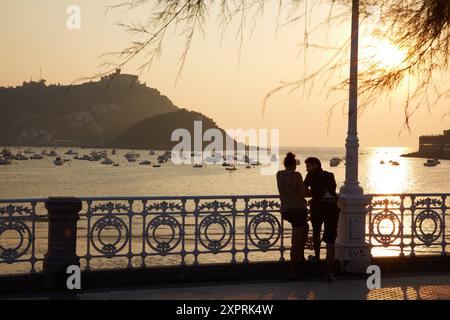 Tramonto sulla spiaggia di La Concha. Donostia. San Sebastian. Gipuzkoa. Paese basco. Spagna. Foto Stock