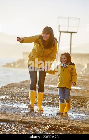 Madre e figlia nel porto di pesca. Hondarribia. Gipuzkoa. Paese basco. Spagna Foto Stock