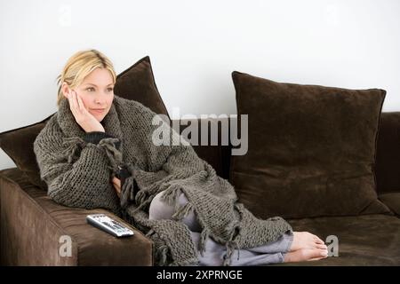 Adulti, adulti, da soli, a casa, piedi nudi, a piedi nudi, coperta, coperte, bionde, bionde, calma, calma, caucasica, caucasica, colore, colore, comfort, Foto Stock