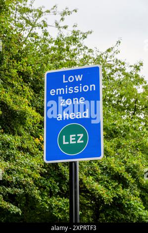 LEZ, Low Emission zone, cartello di avvertimento antistante, Glasgow, Scozia, Regno Unito, Europa Foto Stock