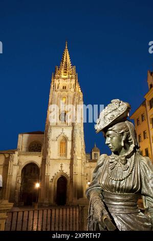 Statua della Regenta e cattedrale, vista notturna della provincia spagnola di Oviedo Asturias Foto Stock