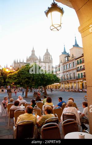 Persone sedute sulla terrazza di sera, Piazza principale, Segovia, Castiglia e León, Spagna Foto Stock