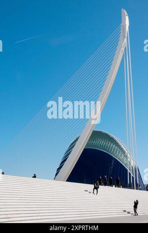 Ponte l'Assut d'Or e l'Agora dell'Umbracle, città delle Arti e delle Scienze. Valencia, Comunidad Valenciana, Spagna. Foto Stock