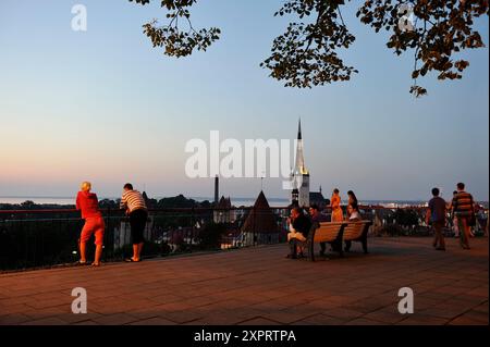 Persone ammirando la città vecchia dalla vista Patkuli piattaforma sulla collina di Toompea, Tallinn, Estonia, nord europa Foto Stock