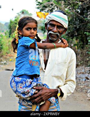 Ritratto di un contadino indiano e di un bambino durante una dura giornata di lavoro in un villaggio rurale. Javadhu Hills, Tamil Nadu. India. Foto Stock