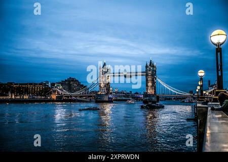 Vista notturna del Tower Bridge a Londra, Regno Unito. Foto Stock