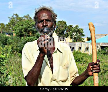 Ritratto di un contadino durante una dura giornata di lavoro in un villaggio rurale. Javadhu Hills, Tamil Nadu. India. Foto Stock