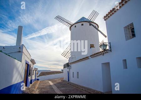 Street e il mulino a vento. Campo de Criptana, Ciudad Real Provincia, Castilla La Mancha, in Spagna. Foto Stock