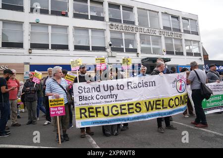 Contro i manifestanti si riuniscono in vista di una protesta anti-immigrazione a Birmingham. Data foto: Mercoledì 7 agosto 2024. Foto Stock