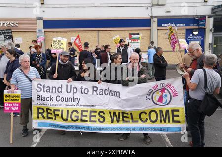 Contro i manifestanti si riuniscono in vista di una protesta anti-immigrazione a Birmingham. Data foto: Mercoledì 7 agosto 2024. Foto Stock