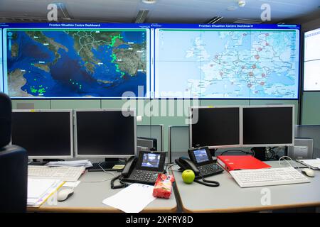 Vista del centro di situazione di Frontex presso la sede centrale di Varsavia. Il centro monitora e coordina la sorveglianza e la protezione delle frontiere esterne dell'Unione europea, utilizzando il programma EUROSUR per una maggiore sicurezza. Foto Stock