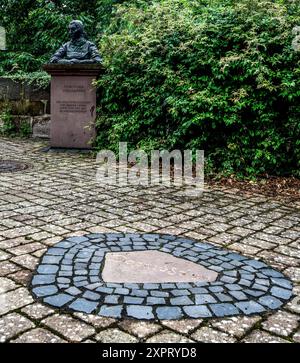 Piazza delle fiabe nel quartiere delle fiabe di Niederzwehren, statua di Dorothea Viehmann, Kassel, Assia, Germania Foto Stock