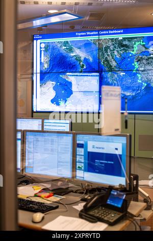 Centro di situazione Frontex presso la sede centrale di Varsavia, dotato di schermi multipli che monitorano le frontiere esterne dell'Unione europea. L'agenzia dell'UE coordina la sorveglianza e la protezione delle frontiere nell'ambito del programma EUROSUR. Foto Stock