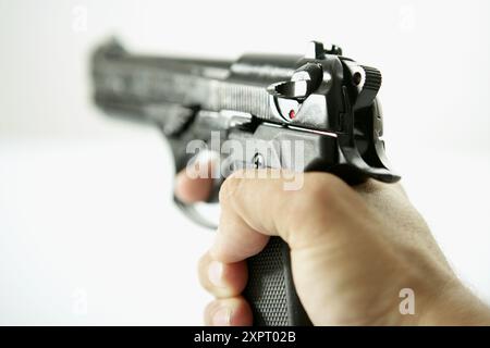 Pistola di puntamento in una mano Foto Stock