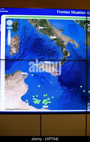 Visualizzazione della mappa presso il centro di situazione di Frontex che mostra il programma di sorveglianza EUROSUR. Frontex coordina la sorveglianza e la protezione delle frontiere esterne dell'Unione europea dalla sua sede centrale a Varsavia. Foto Stock