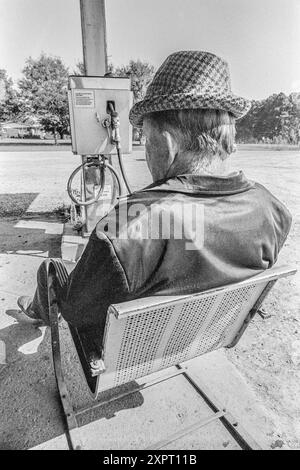 Macedonia, Arkansas, Stati Uniti – 23 giugno 2024: Colpo verticale di un uomo seduto sulla sedia che si occupa del negozio negli anni '1970 Foto Stock