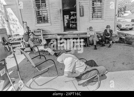 Macedonia, Arkansas, Stati Uniti – 23 giugno 2024: Foto orizzontale di amici in visita di fronte a un vecchio negozio di campagna nel 1975. Foto Stock