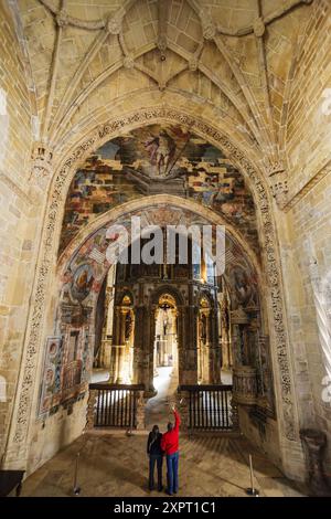 Lo spanditore dal loft del coro, XII secolo, antica cappella romanica dei Templari, ispirata alla chiesa del Santo Sepolcro, chiesa convento Foto Stock