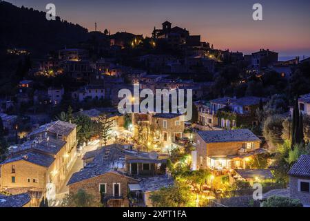 Ristoranti e chiesa parrocchiale di San Juan Bautista, situata nella parte alta del villaggio di Deia. Sierra de Tramuntana. Maiorca. Isole Baleari Foto Stock