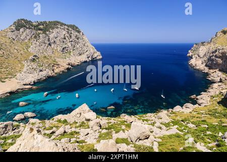Enbarcaciones ricreativi, Spiaggia Cala Figuera, Penisola di Formentor, Pollensa. Parco naturale della Sierra de Tramuntana. Maiorca. Isole Baleari. S Foto Stock