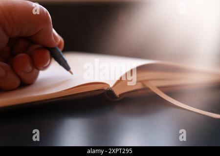Primo piano donne che scrivono a mano sul notebook Foto Stock